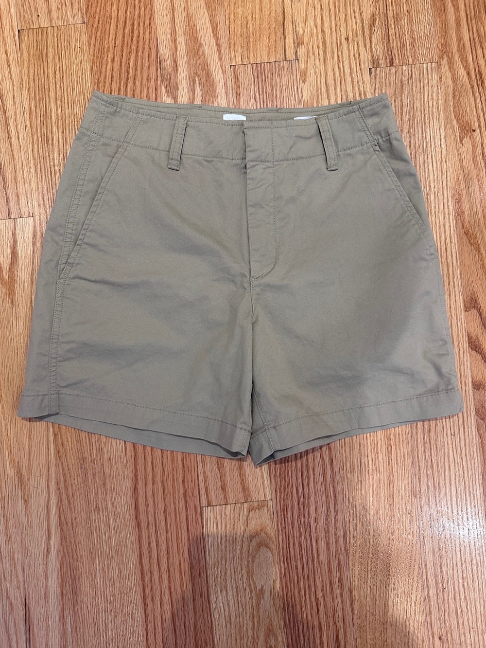 NWOT..GAP Classic Khaki Cotton Shorts, size 6